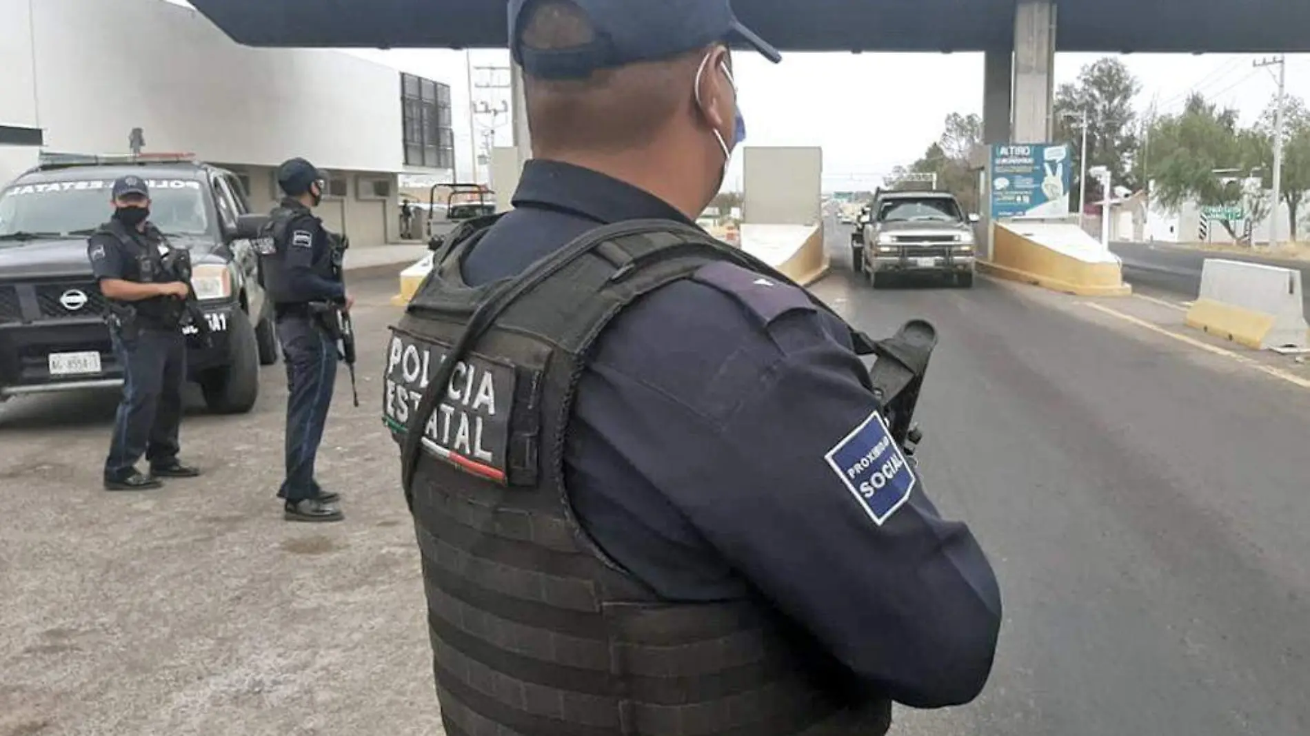 policias en puerta de acceso Ags